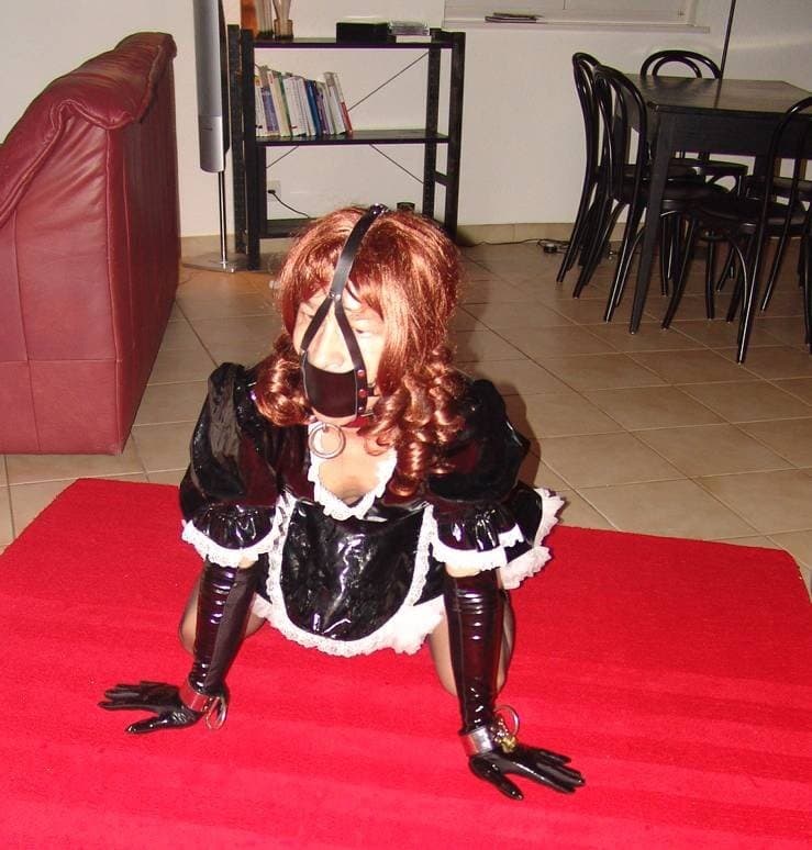 Slavinia Crossdresser Latex Maid Slideshow