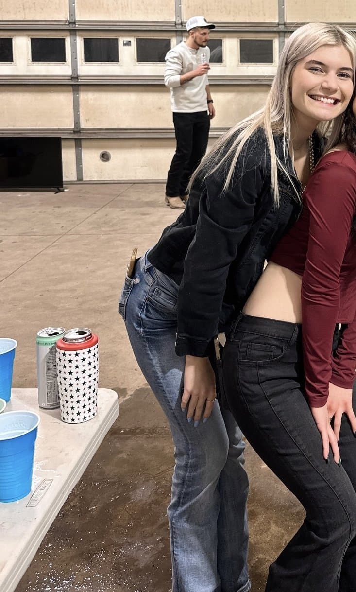 Linz is such a little hoe shaking that booty