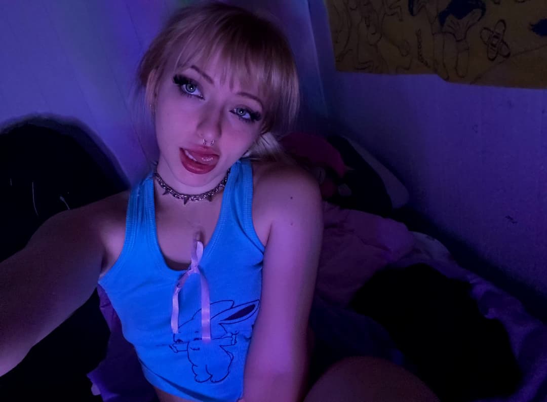 Click to view full size Come and destroy my throat and fill my face with your milk