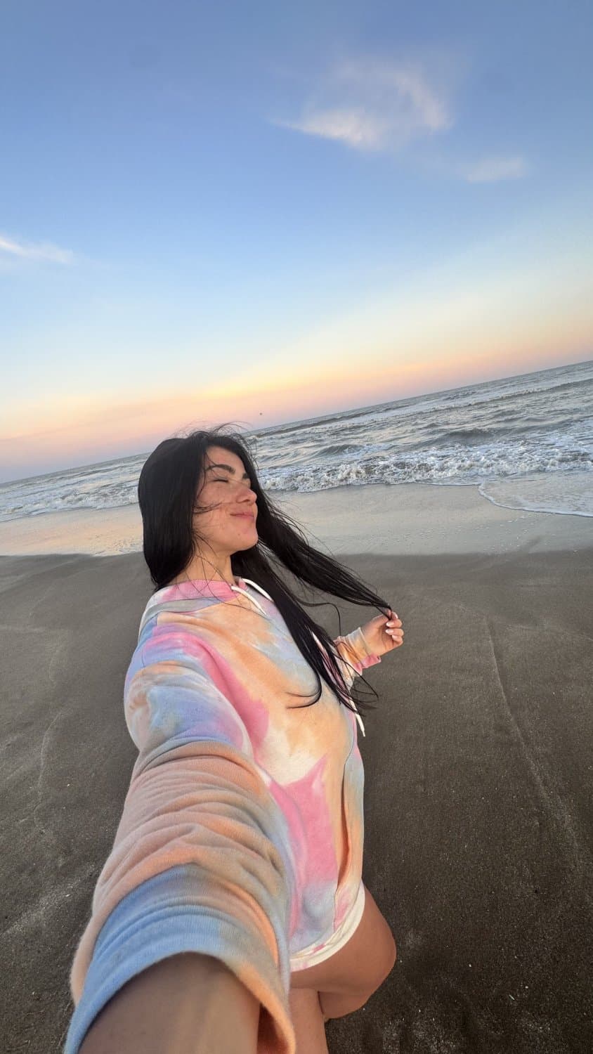 Click to view full size Nothing beats a fit girl showing off her features