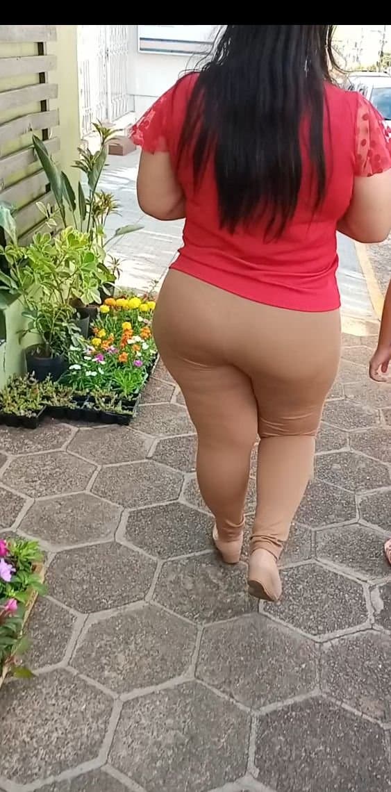 Pena que a bateria acabou bem na hora, o que vocês acham que merece esse cuzao gigante dessa coroa?