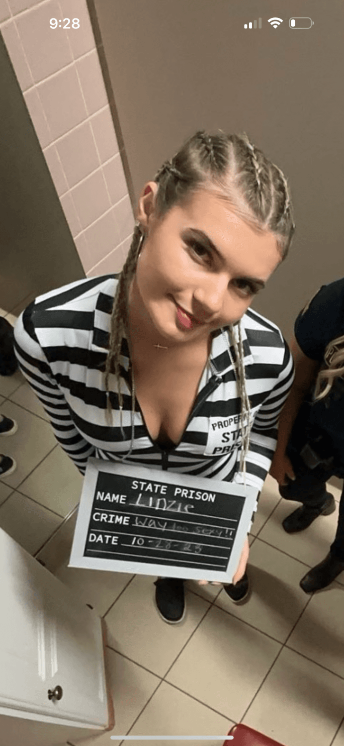 Sexy blonde friend shaking her booty nice (slo-mo)