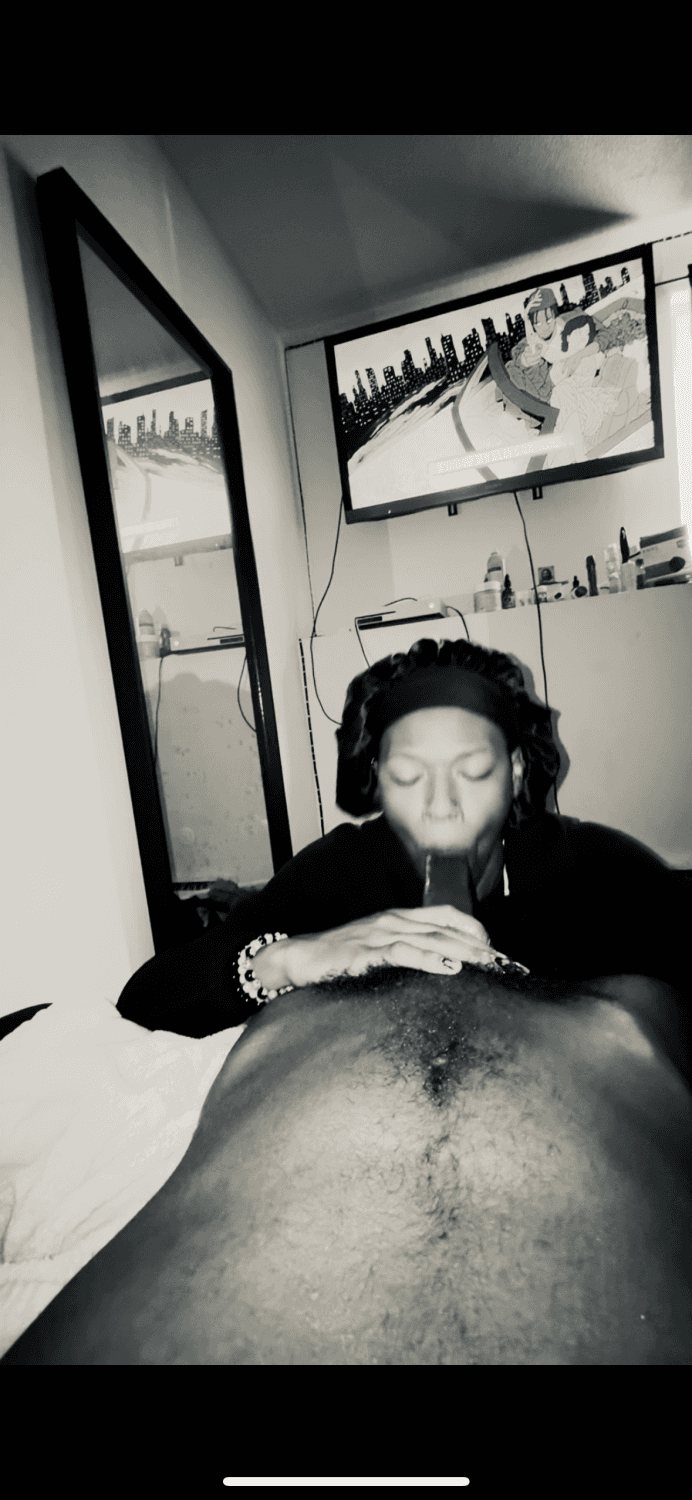 Fem boy wit big ass lips playing wit my cum shot on his lips