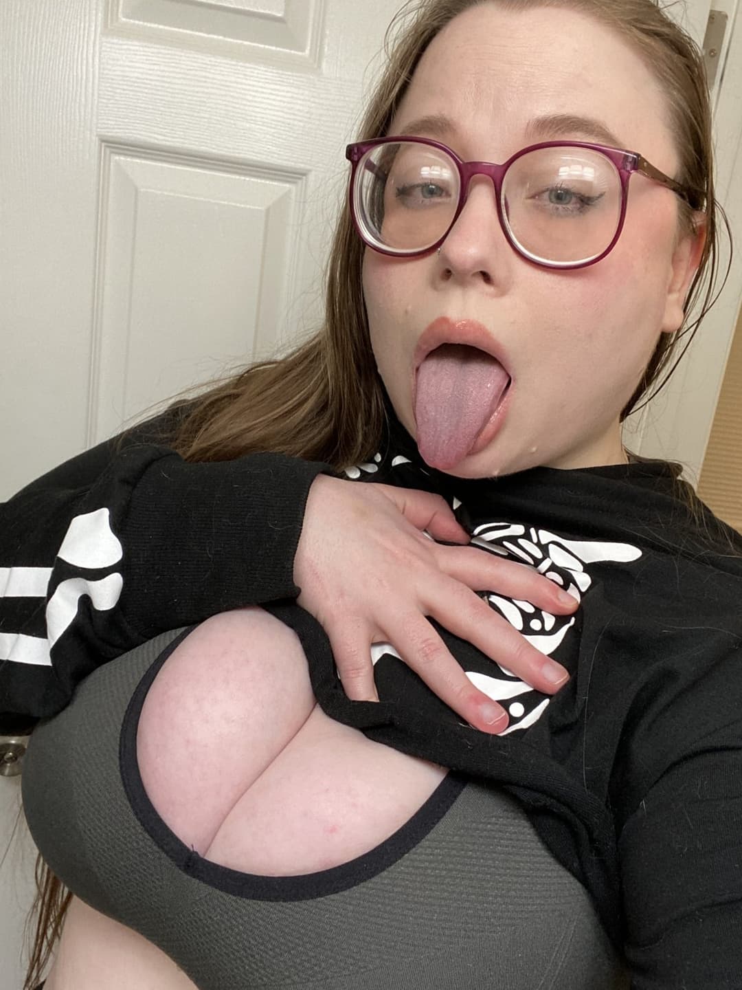 Click to view full size Requested 2nd time: Big titty chunky white girl wants you to bust on her tits??❤️