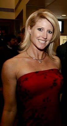 Click to view full size Super hot realtor flashes her nice fakies & tan ass on camera for a G G W shirt