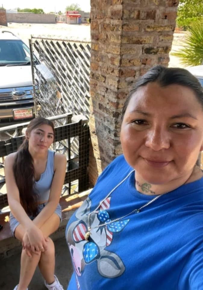 Mi novia Dallany y mi suegra milf chupando pene, alguien le hace tributo??