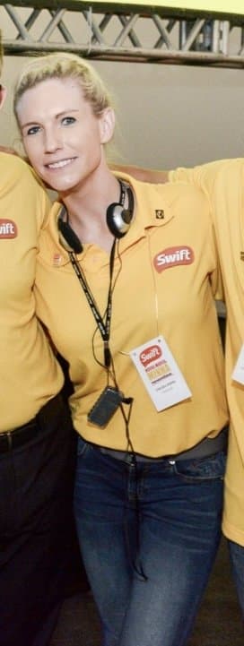 Blondie starts off shy about flashing then has no problem with some topless jump rope @ spring break