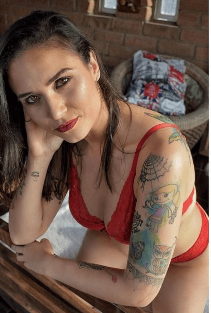 Durante a sessão  ela olhou pro fotógrafo e disse "goza nos meus seios"