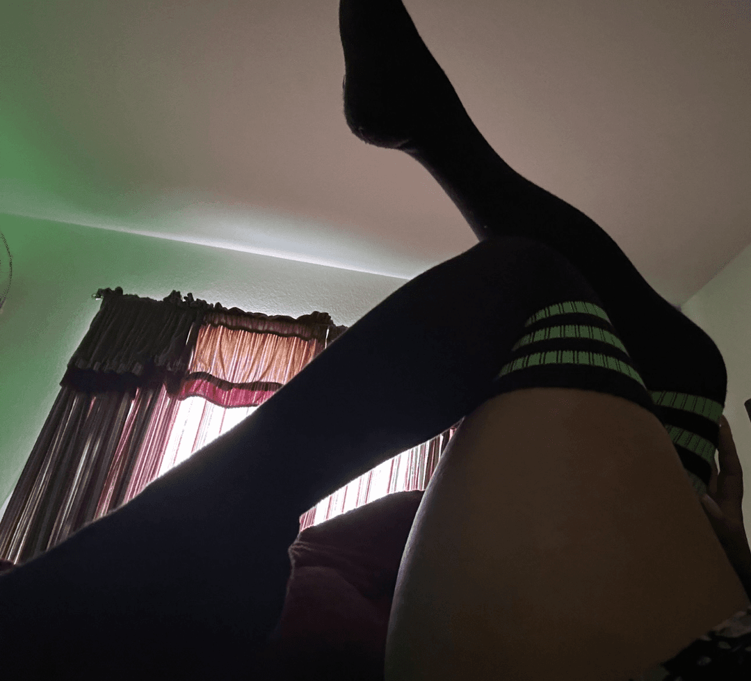 Click to view full size Sexy feet on feet finder “Crustytoegoddess”