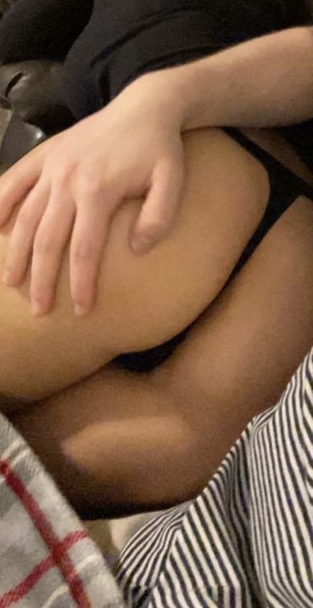 Sexy fit KIK slut show off her body