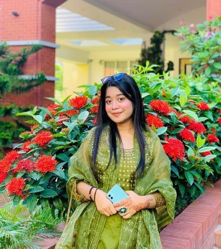 Desi Bangladeshi Cute GF Showing Rubbing Pussy