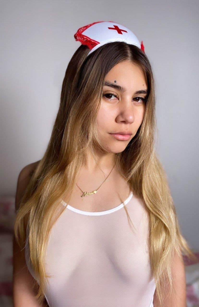 profesora de historia casada puta tetona culona petera traga leche semen mama verga alumno profesor