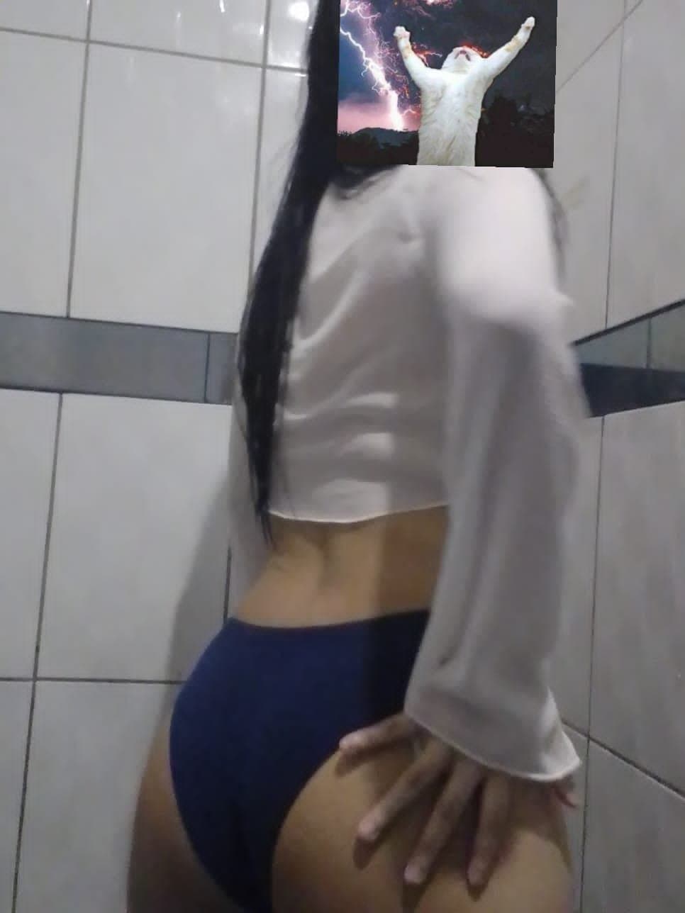 Mi trasero se mueve suave, mi mirada seduce… ¿vienes a verme? Soy Lesly