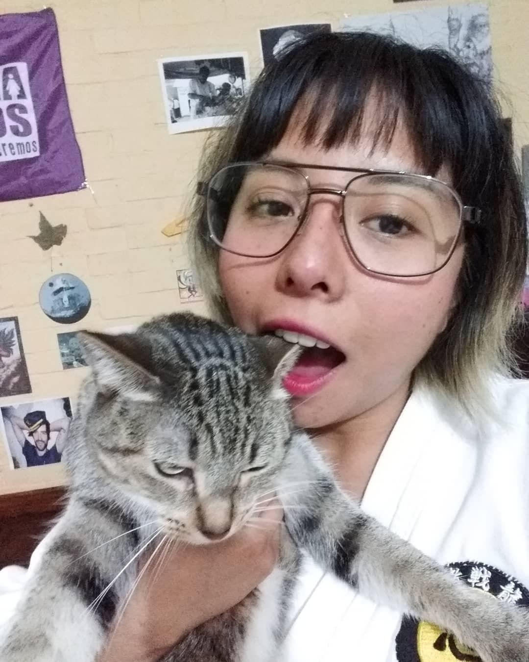 una feminazi enojada con los hombres, pero como le encanta la verga!