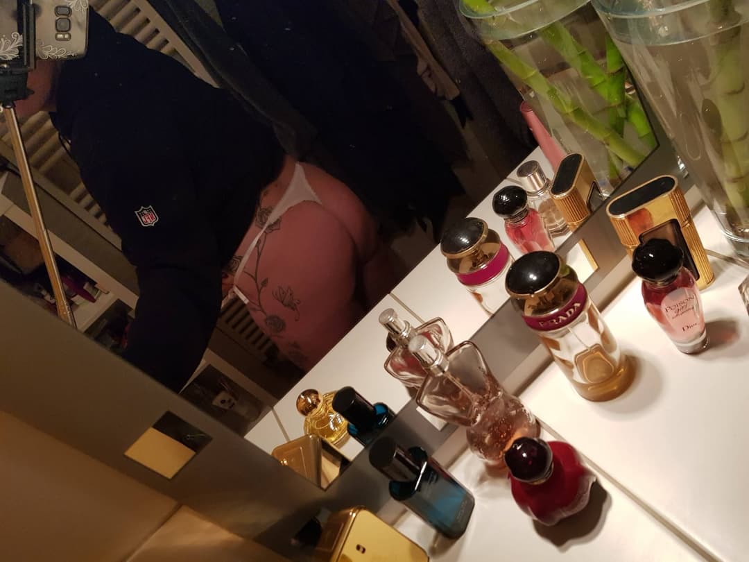 Yvonnethemilf (found my moms nudes in her early 30s)