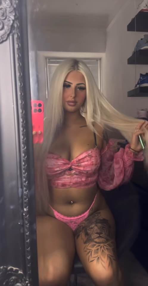 Click to view full size 30 yesr old kinky uk bimbo Tegan DeSusa, poses nude in sons room