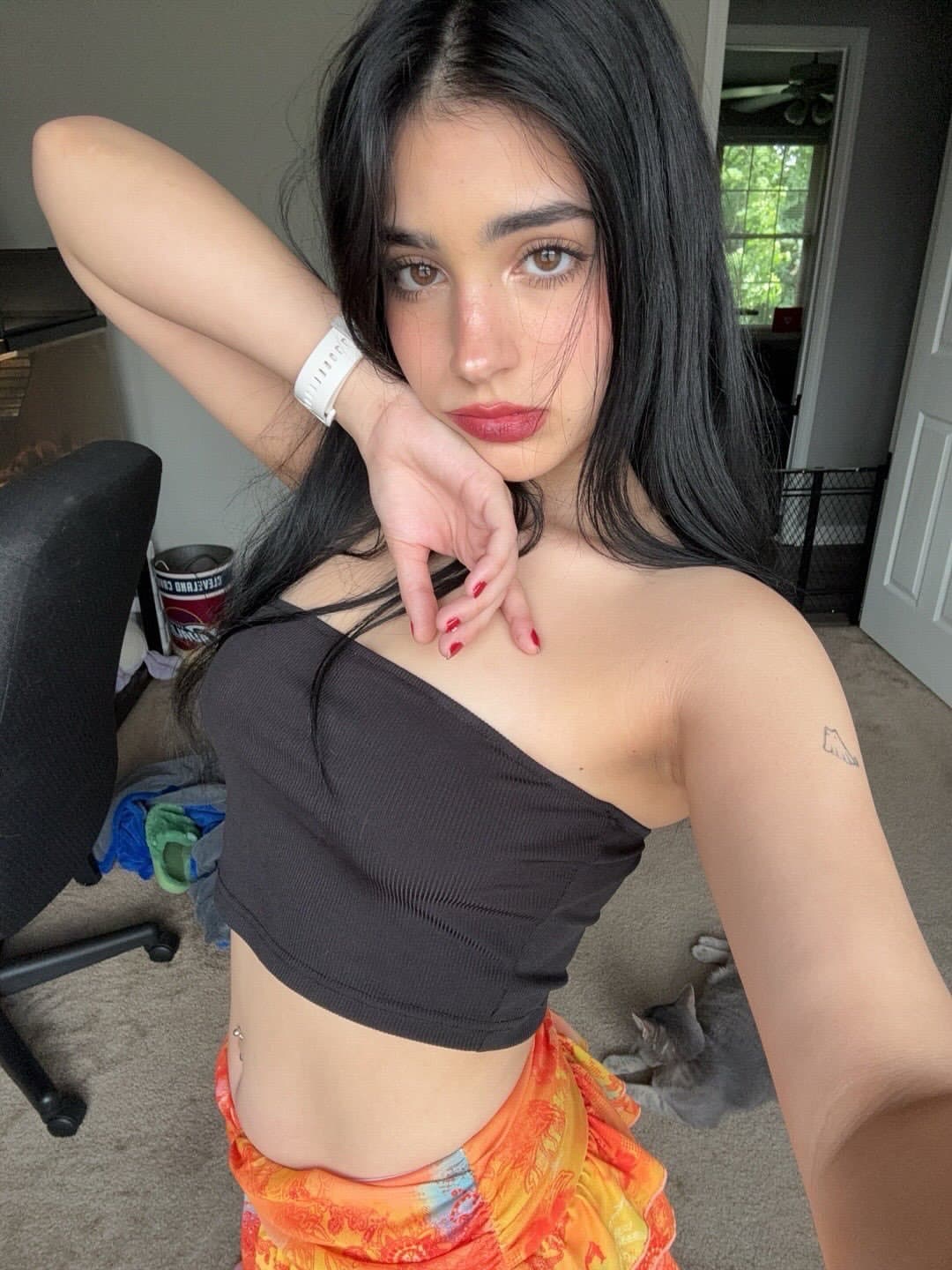 White emo slut is a dirty slut and spreads her pussy