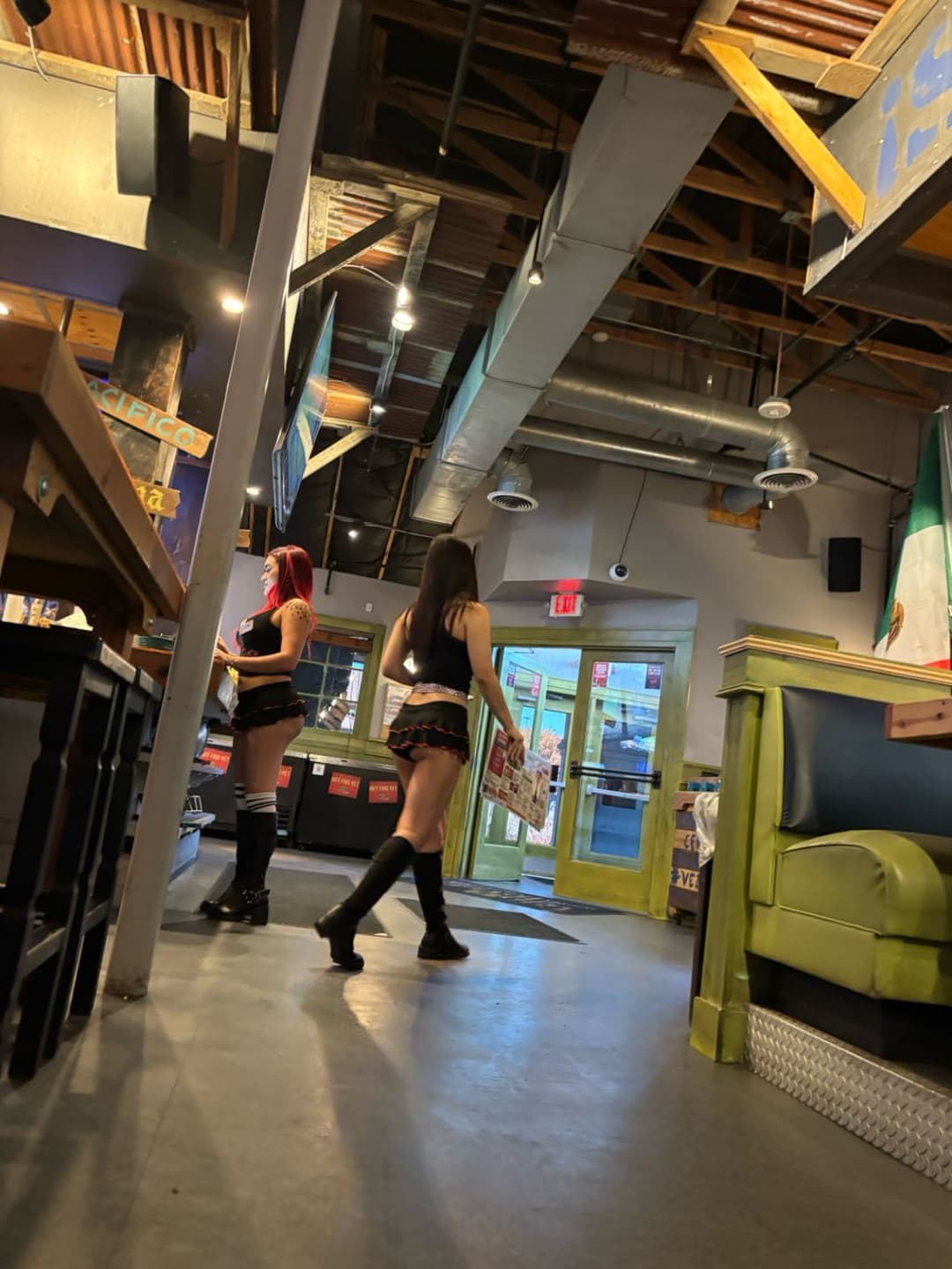 I wanted to grab on dis hoes ass so bad??