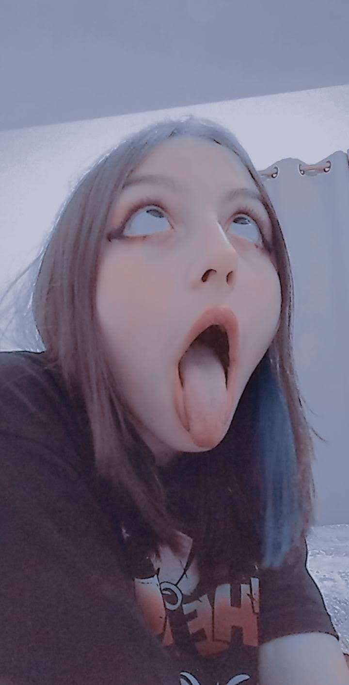 Gabriela putinha de Taboão se masturbando, gozando e fazendo ahegao