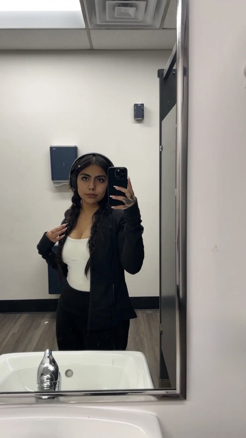 She used to fuck for weed lol 23 year old slut is a single mom from Chicago. I miss her footjobs