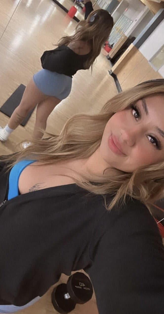 Holy fuck she teasing that ass ?