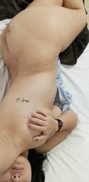 Colombiana tetona riquísima se graba masturbándose