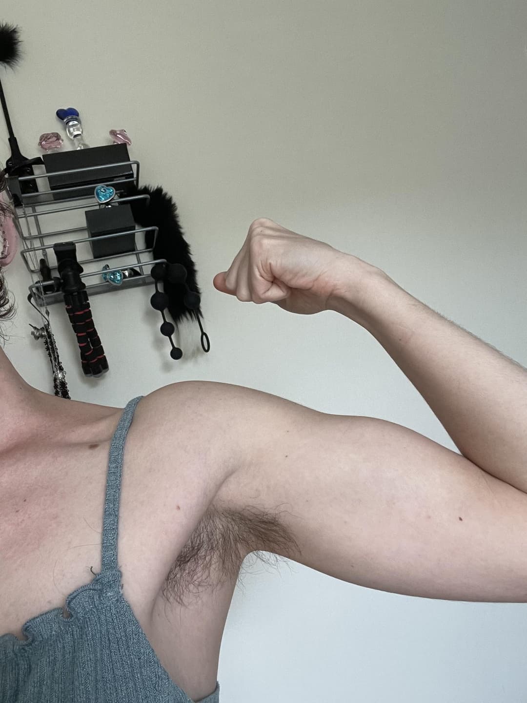 sweaty hairy armpits chic