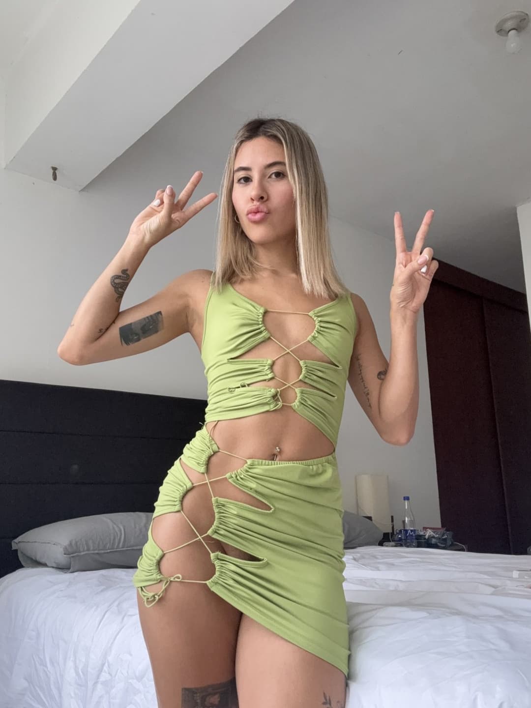 Click to view full size Novinha magrinha que adora usar vestido sem calcinha , experimentando lingeries e squichando