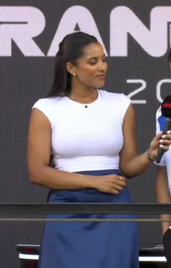 Brown whore loves flaunting her curry cannons on stage. Yeah shake those brown tits you slutty cunt