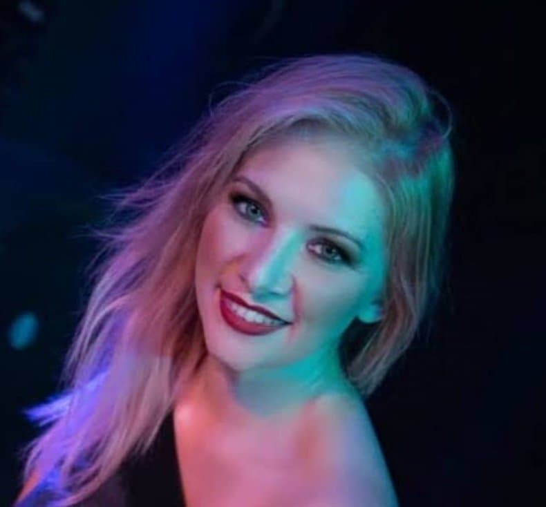 Celebrity sex scandal video. An Italian singer shows in her video how she has sex and a hot footjob.