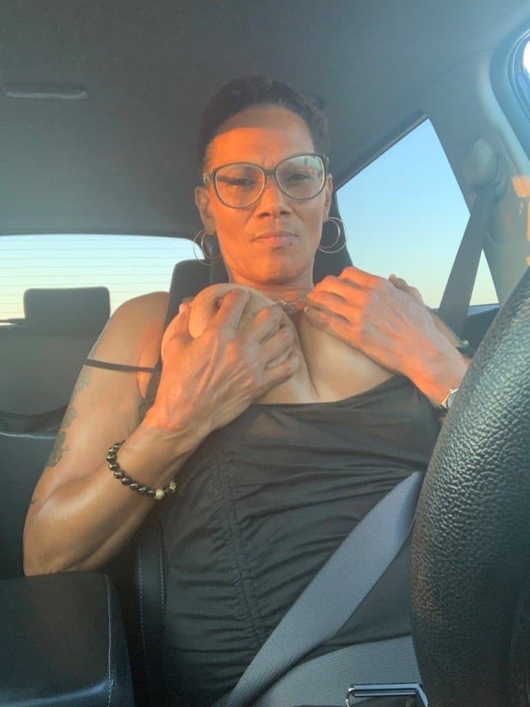 100% REAL MATURE ebony COUGAR fat pussy mom left her phone unlocked. Madura casero Buena