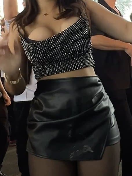 Bouncy boobs at festival (nipslip?)