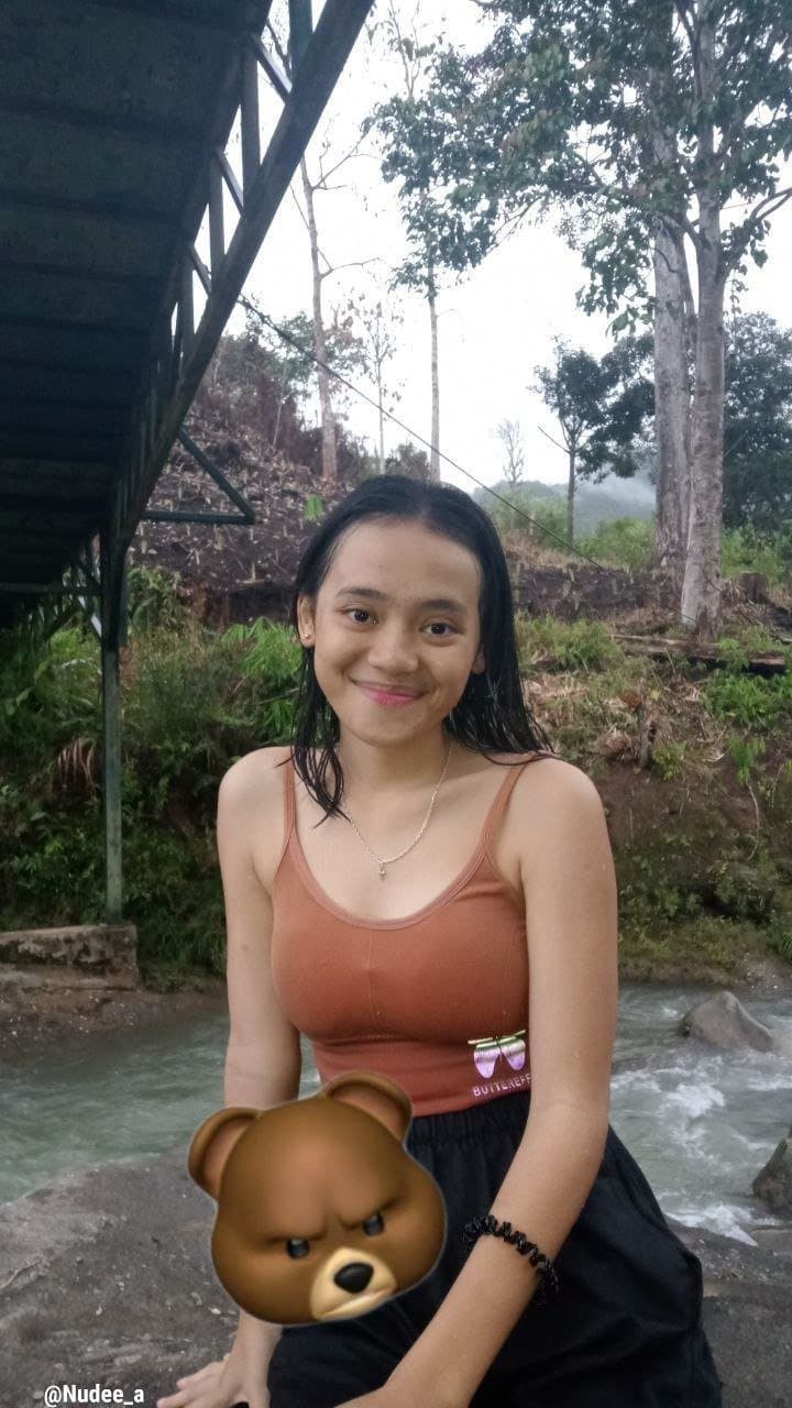 A young girl who wants to show off her naughty pussy