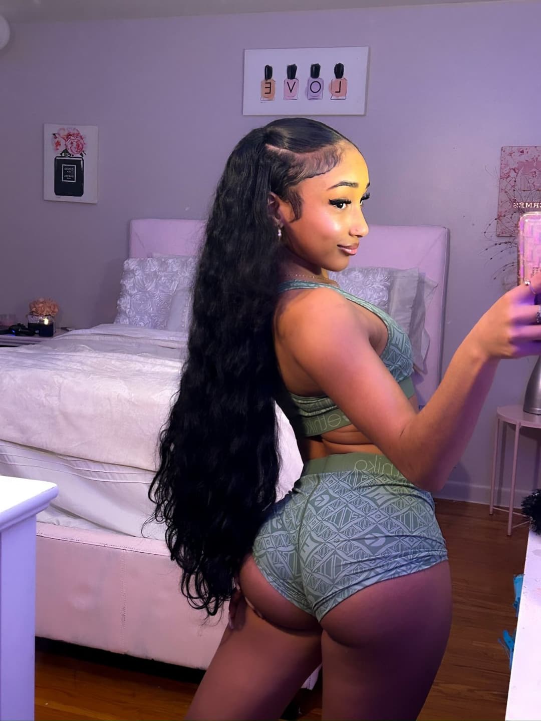 ?? She so damn sexy!!!