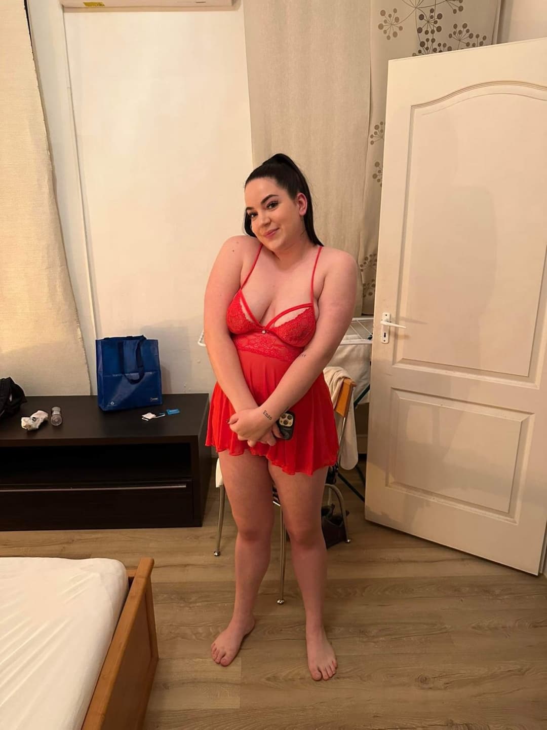 Dm if you wanna see Sophie nude and are willing to post her or wanna degrade kik: enrolz