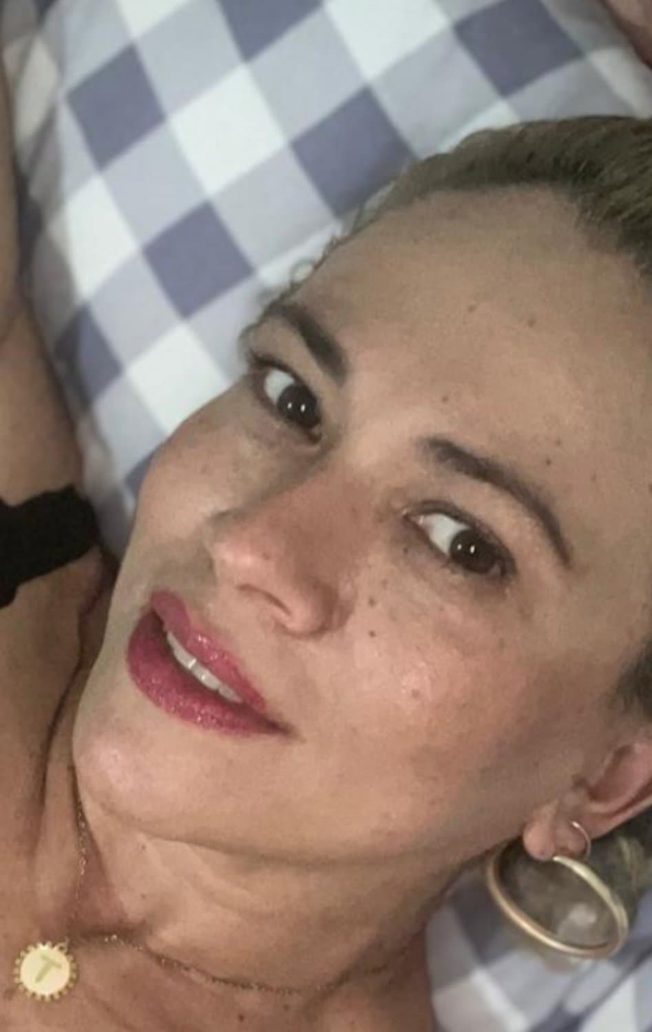 46-year-old Colombian m*** loves to f*** no condoms are needed you can come in all holes and she lov