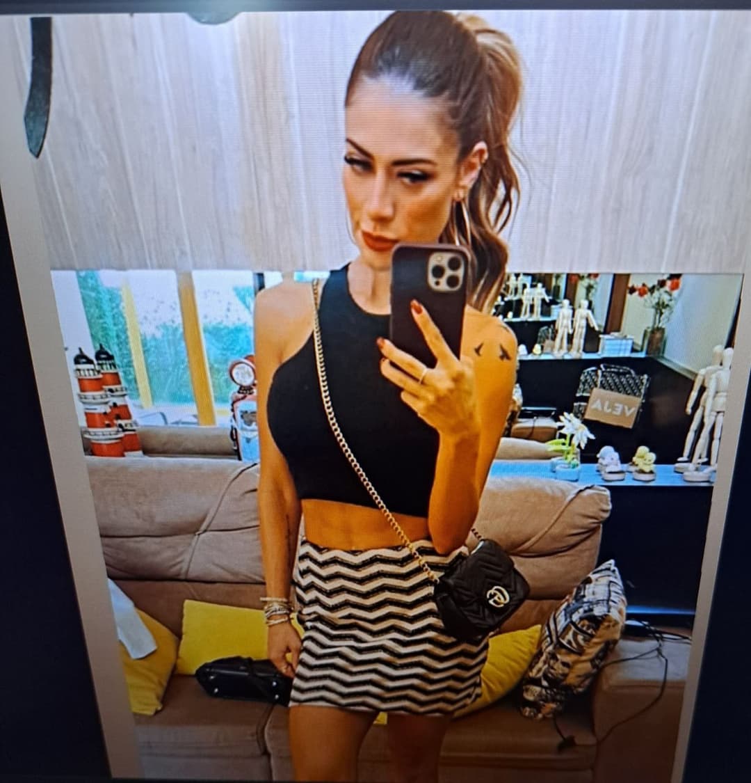 Loira gostosa, deixa todos de pau duro