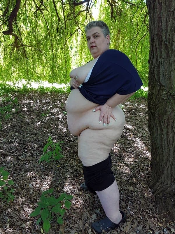 Fatty SSBBW flashes ass and belly in public park