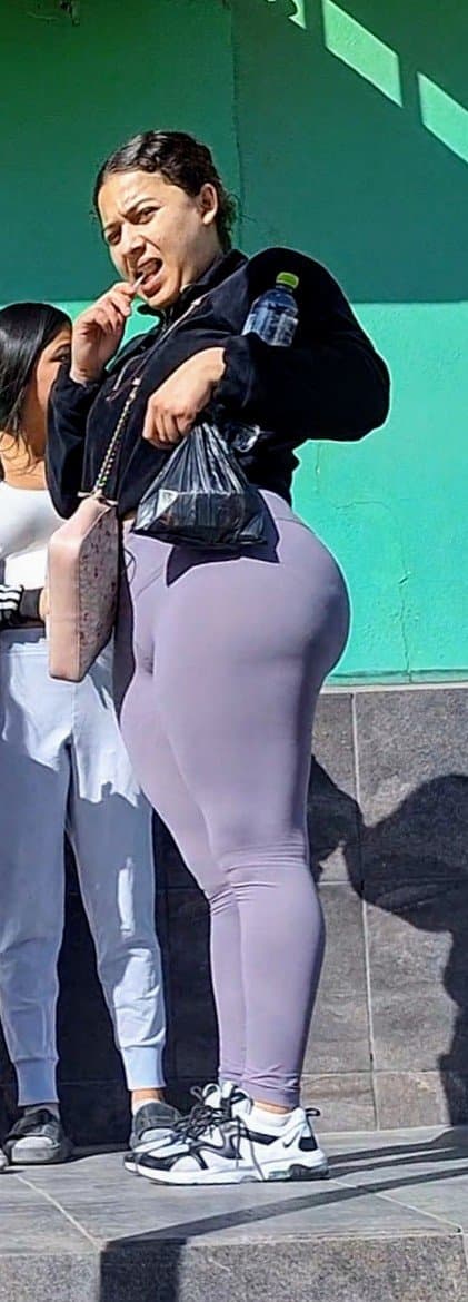 Morena en leggings tremendo culazo