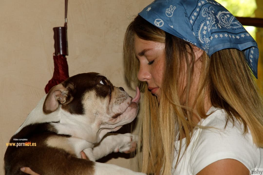 Hermosa gabbie en un tour por su casa de campo