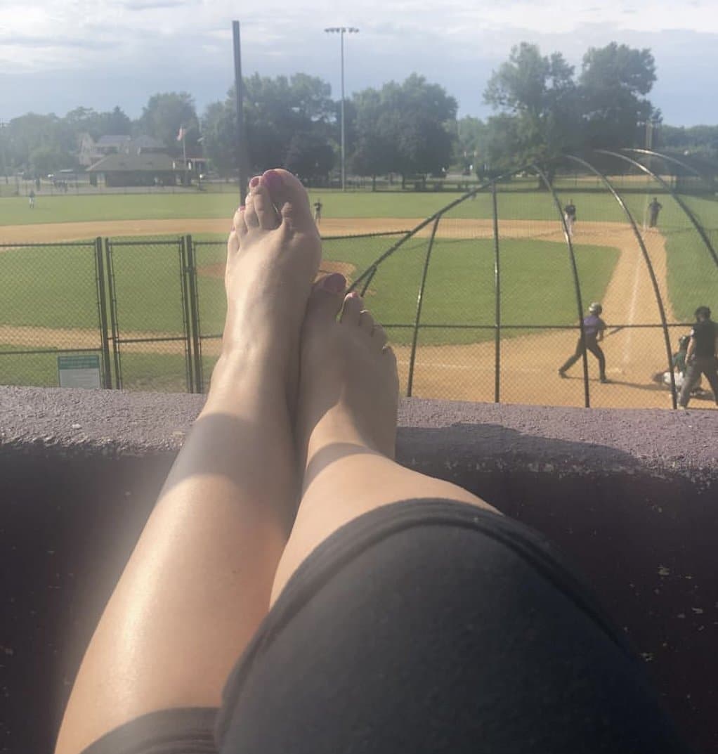 Milf with pretty feet and big melons