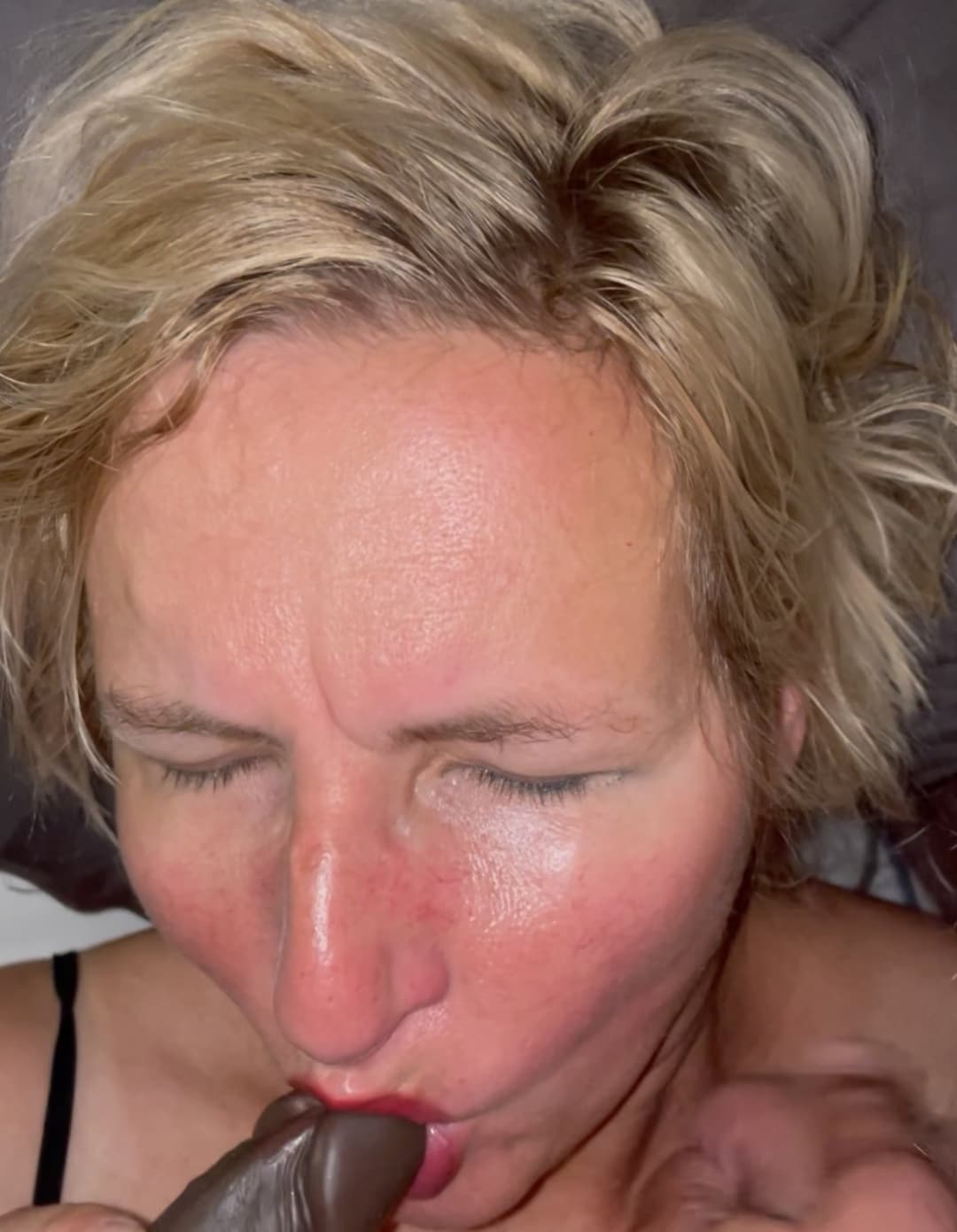 Dutch hotwife Anna spreading & dildoing pt2