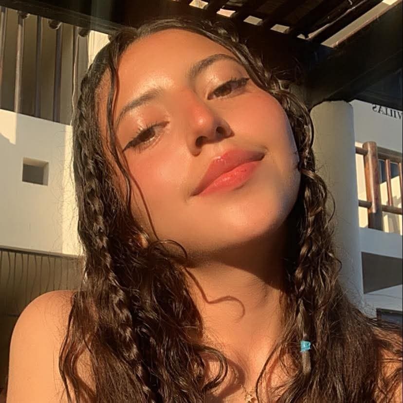 Novia de mi amigo me renvia fotos suyas a escondidas de su novio.