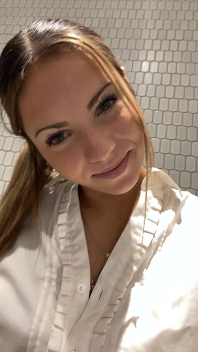 Do you think this sexy white girl has leaks? Comment what you think.