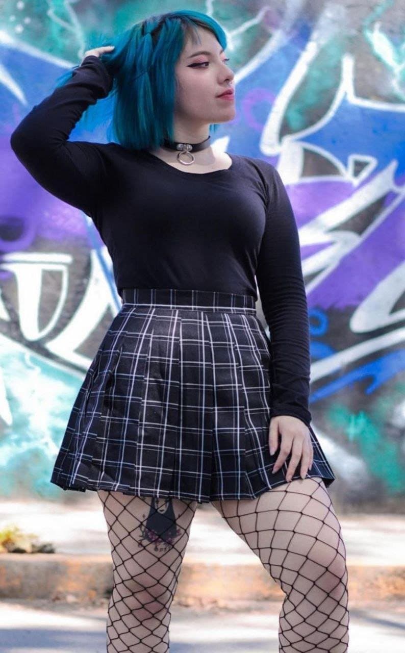 Puta perra gotica usada amante del semen adicta al semen mamá vergas zorrita de mierda gotica