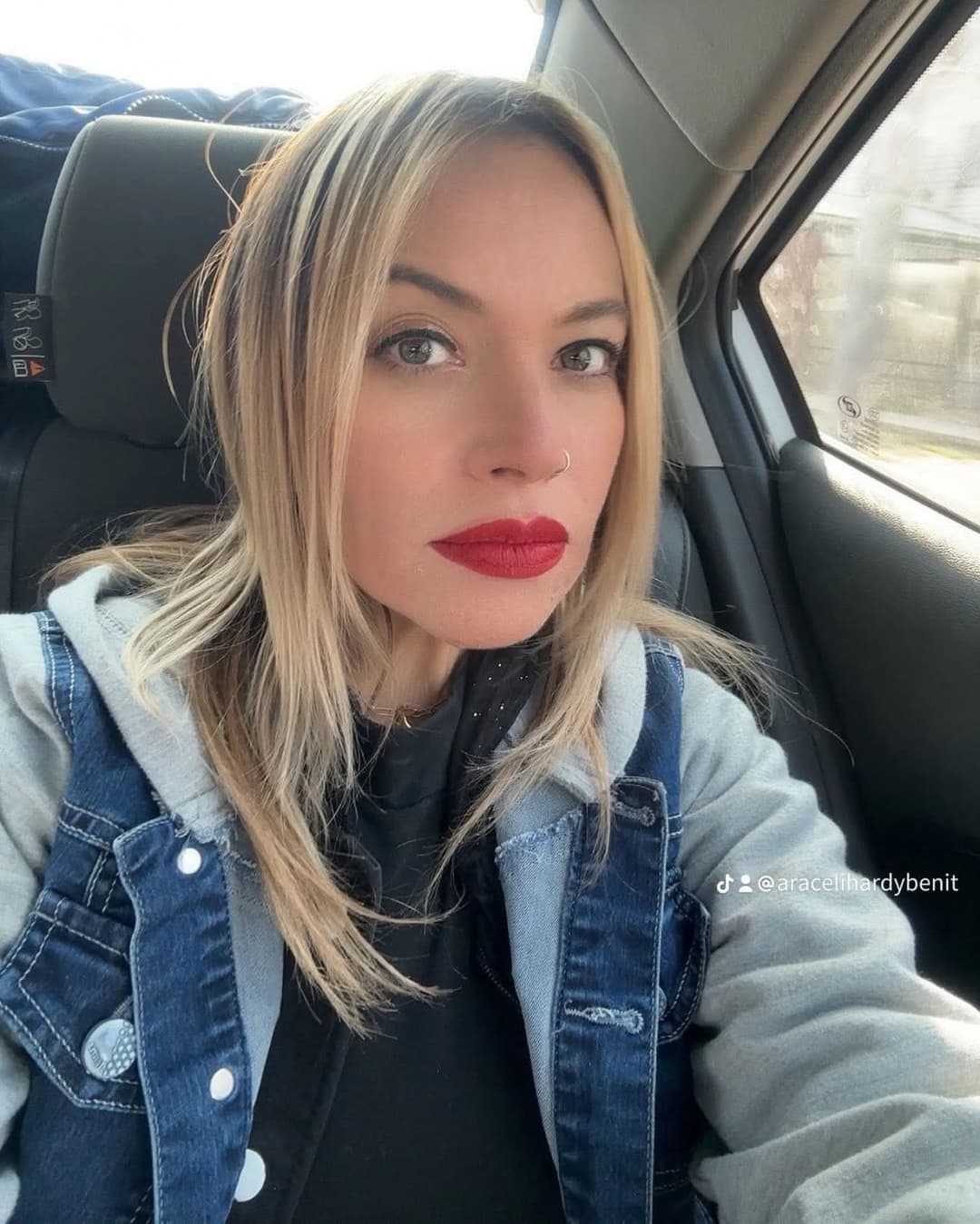 Haberme cogido a la mamá y unos años mas tarde a su hija fue excitante, las dos la chupan delicioso