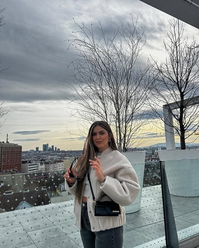 Hot bosnian slut with a great Body and nice legs and feet - footjob and cumface