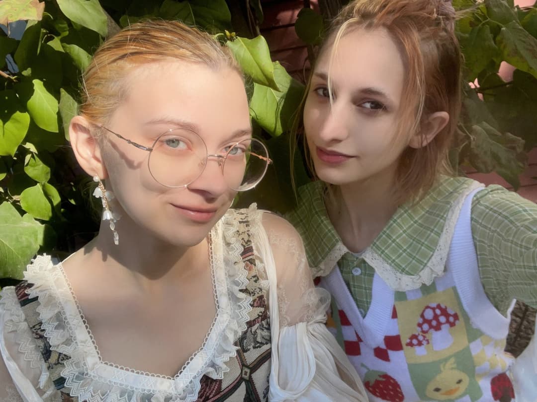 2 lesbians for the price of one