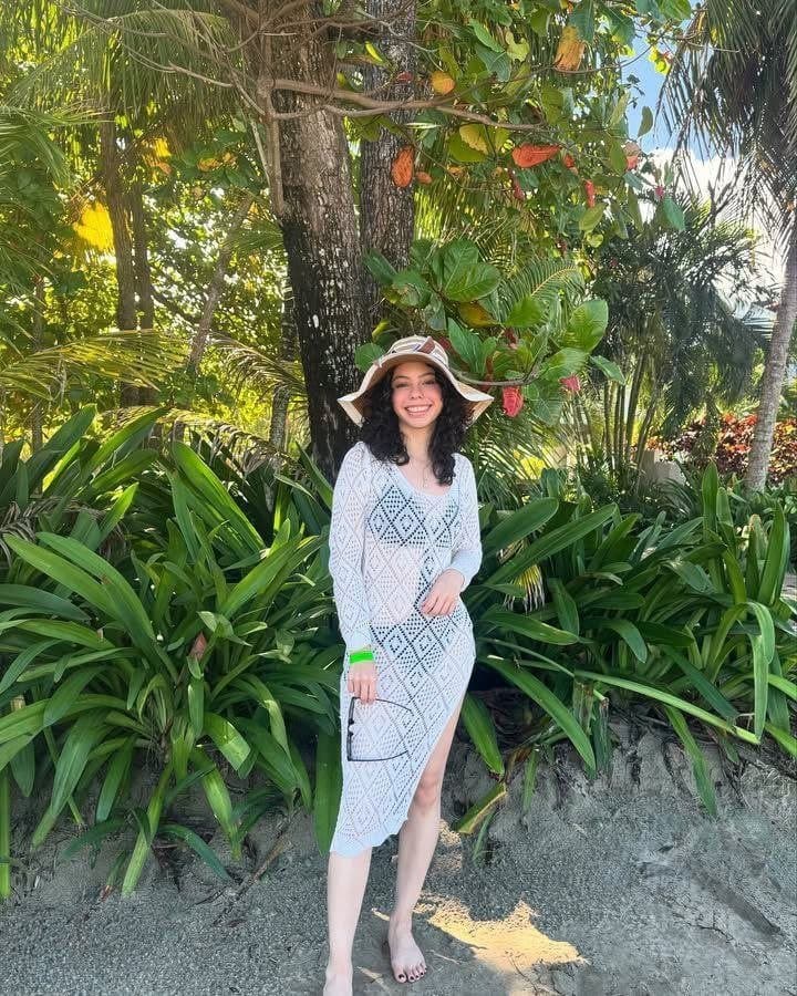 Nerdy beautiful Honduras skinny doctor fucked hard. Wide smile tight pussy. Love this nerd. AI fakes