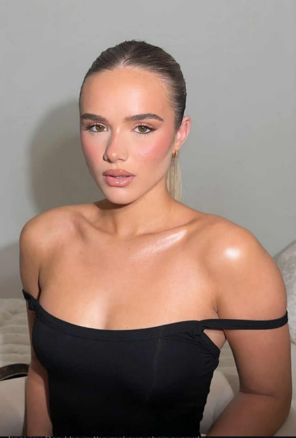 British influencer teen slut Kaci Jay showing naked pussy